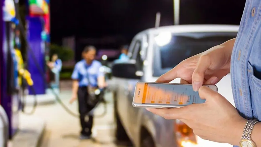 Usar el celular en una gasolinera